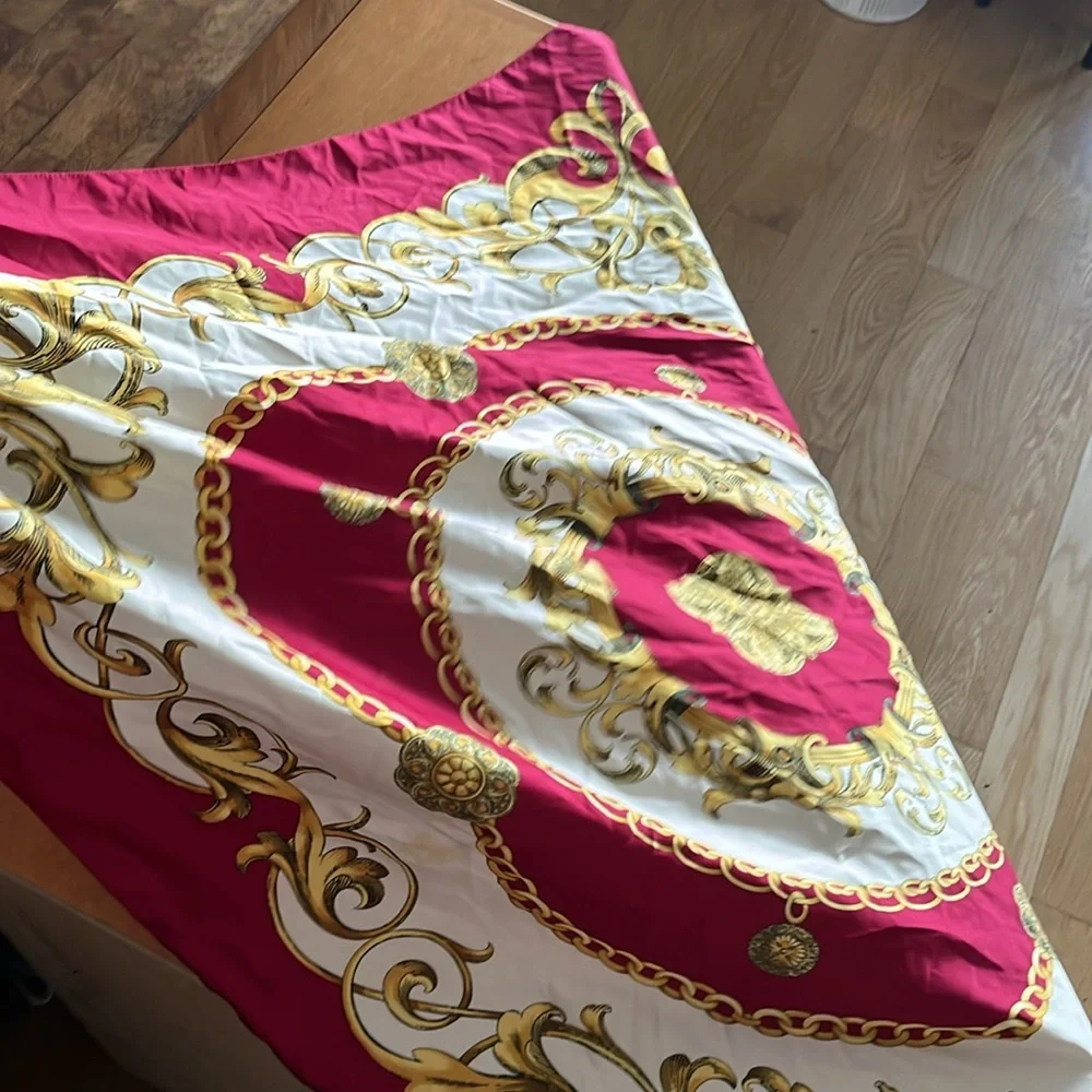 Large patterned scarf - Picture 2 of 4
